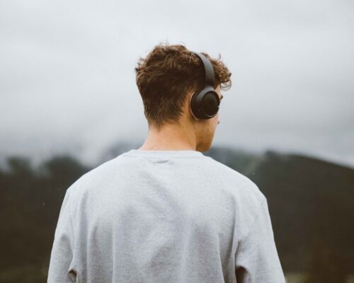 Moins de 60 BPM : comment la musique lente synchronise notre corps sans effort