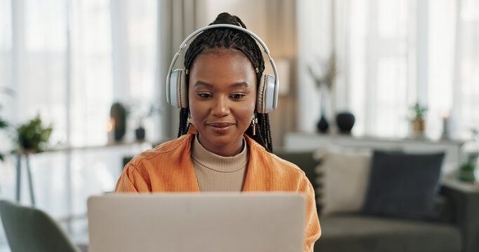 Femme travaillant sur un ordinateur avec un casque audio